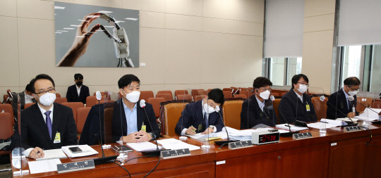 9일 오후 국회 과학기술정보방송통신위원회에서 전기통신사업법 개정안과 관련한 공청회가 열리고 있다. 임재현(왼쪽부터) 구글코리아 전무, 조동현 슈퍼어썸 대표, 정종채 법무법인 정박 변호사, 이병태 KAIST 테크노경영대학원 교수, 김현규 한국모바일게임협회 부회장, 김상돈 원스토어 경영지원실장.     연합뉴스